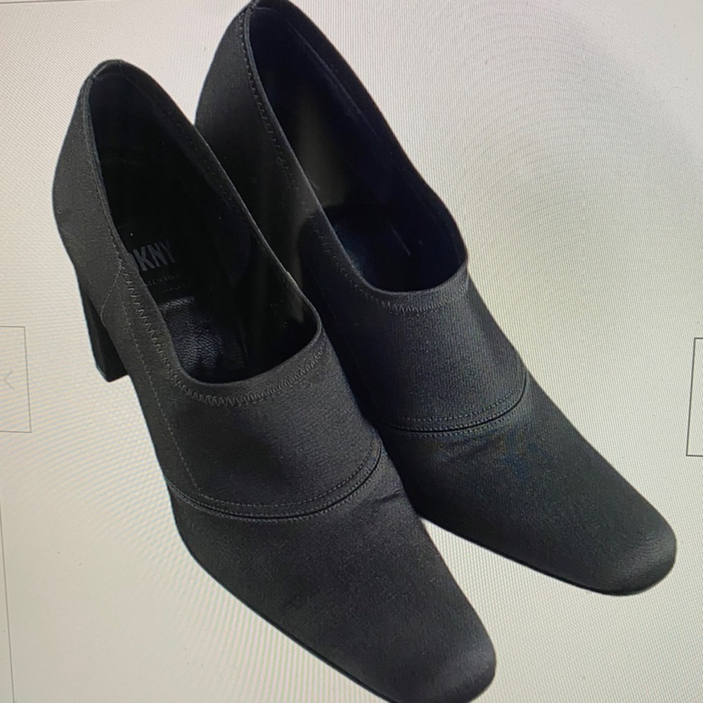 DKNY Sexy stretch sharkskin fabric pump. Silver/grey. Gently used.